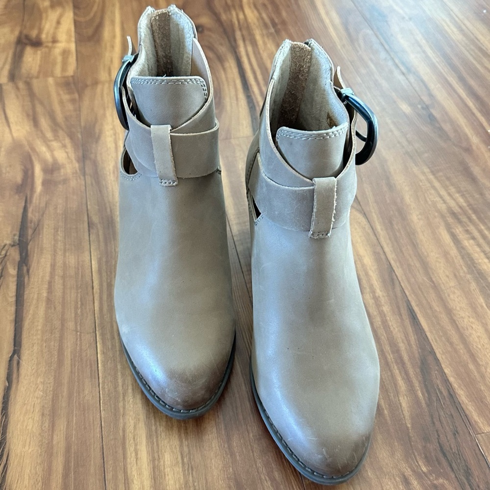 Vionic Cream Ankle Booties with Side Buckle